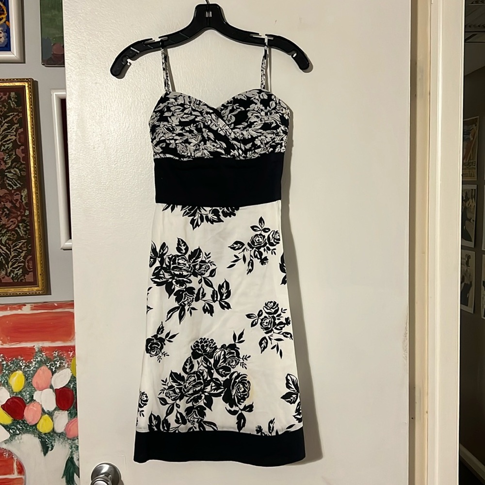 White House|Black Market black/white dress. Adjustable spaghetti straps back zip